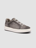 SLOUCH 001 - Graue Low Top Sneakers aus Wildleder