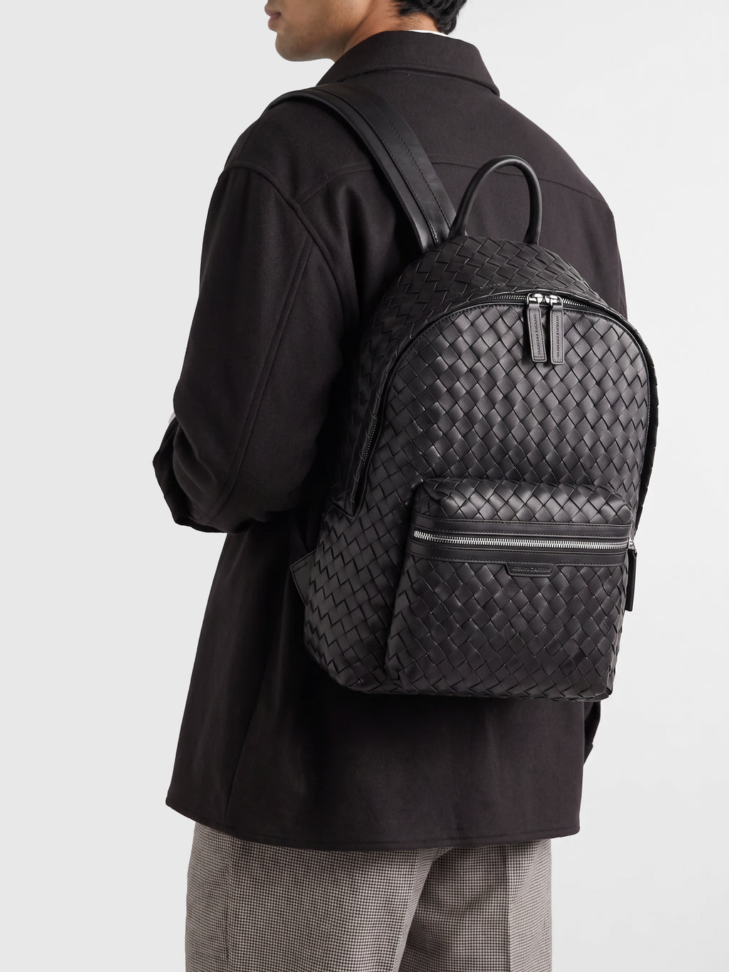 ARMOR 04 - schwarzer Rucksack aus gewebtem Leder - image 2,side view