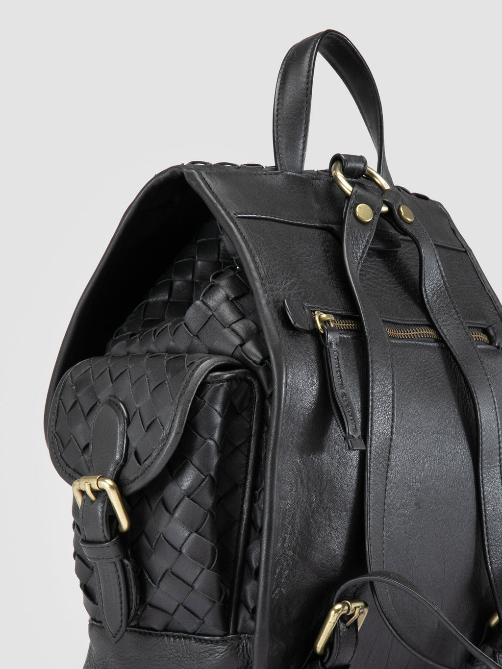 AURA 004 - Schwarzer Lederrucksack - image 6,side view