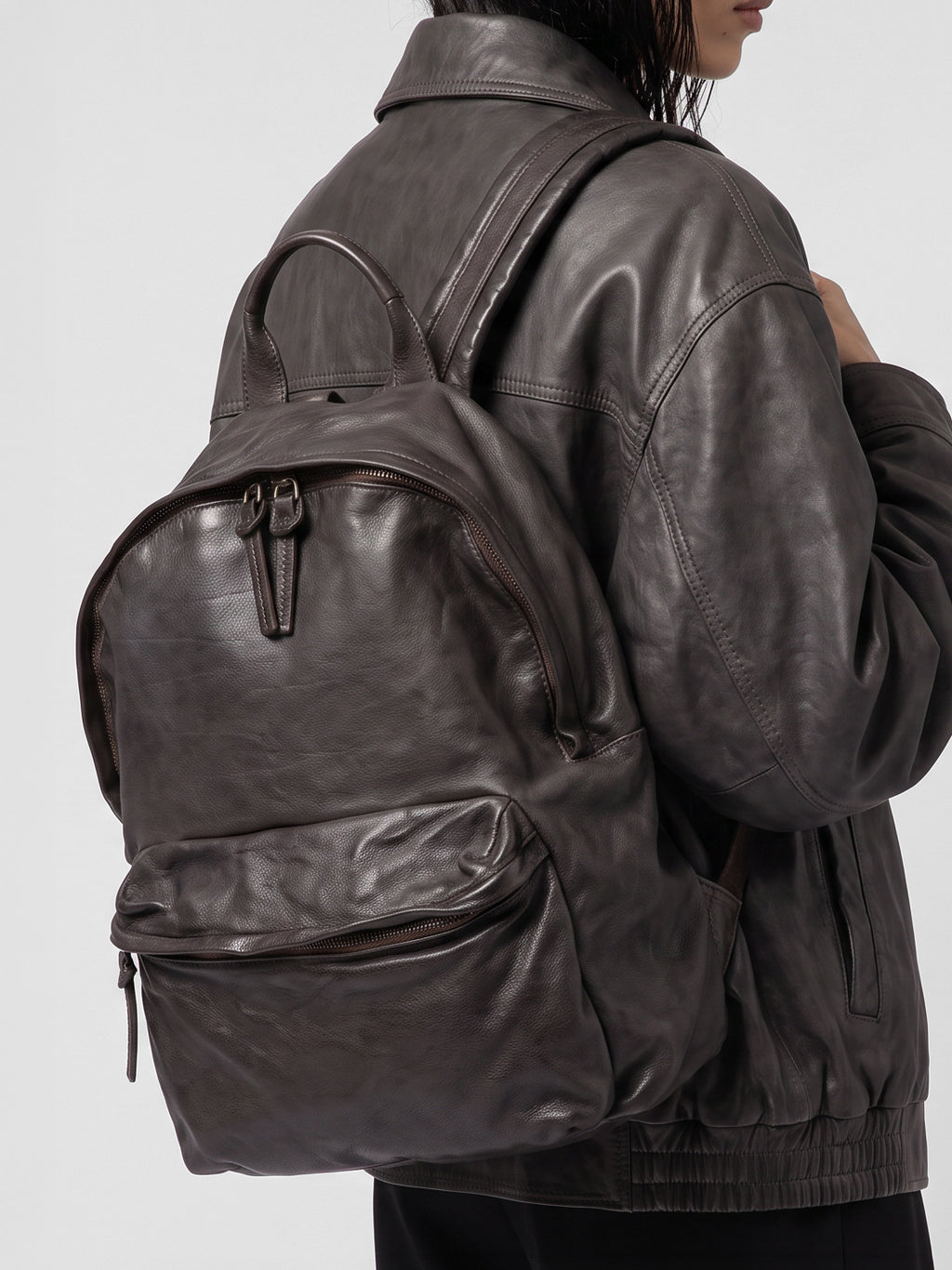 OC PACK 004 - brauner Lederrucksack - image 2,side view