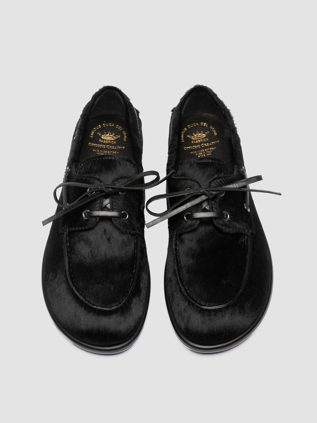 LOVE 101 - Schwarze Bootsschuhe aus Leder - image 2,side view