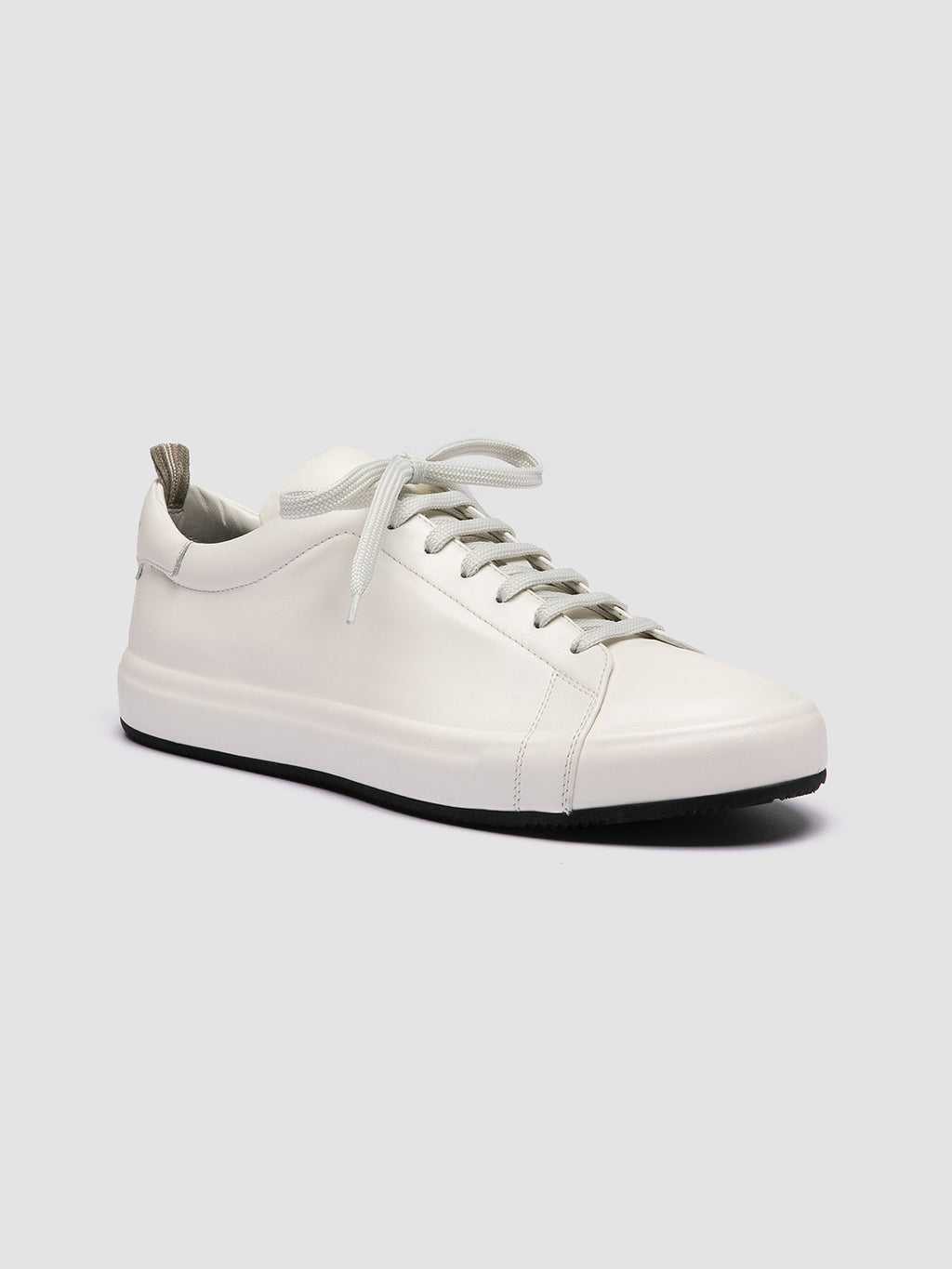 ESSENCE 001 - weiße Low-Top-Sneakers aus Leder