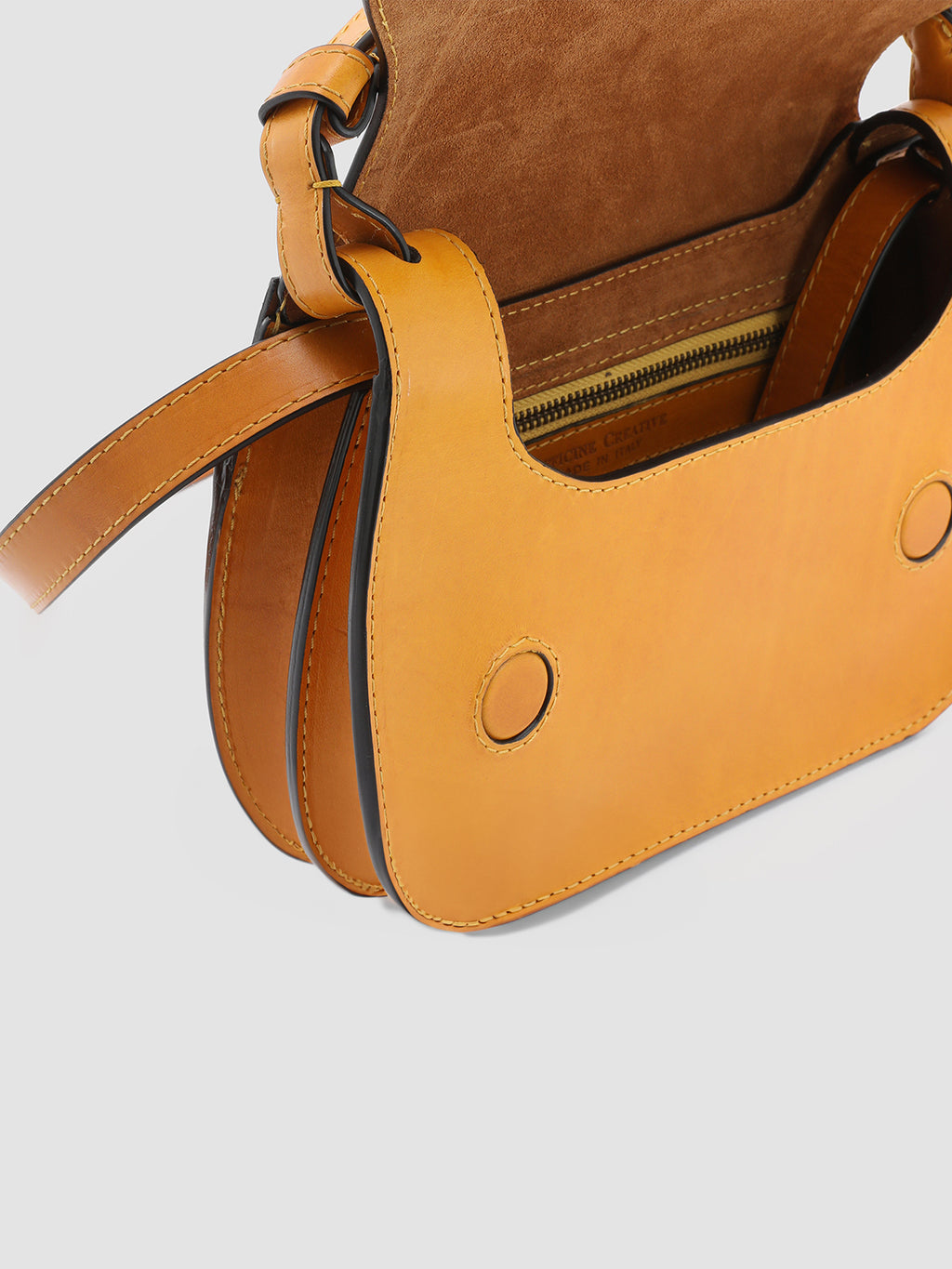 SADDLE 06 - gelbe Henkeltasche aus Leder