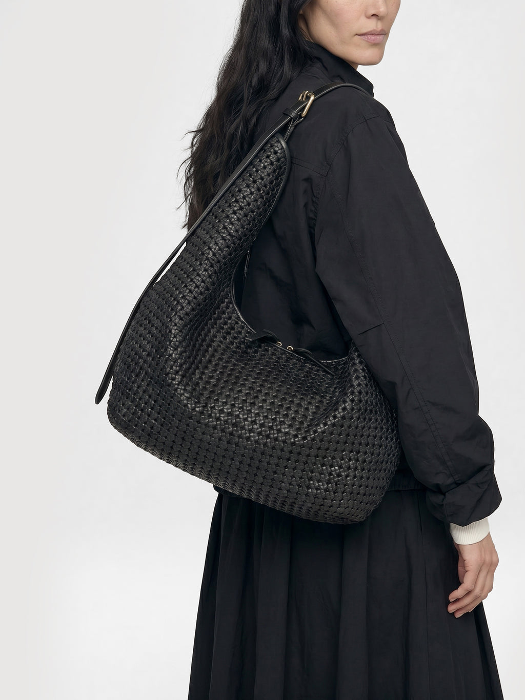 VICKY 002 - Schwarze Umhängetasche aus Leder - image 2,side view